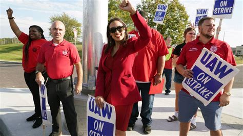 Bush, AOC attend autoworkers rally in Wentzville